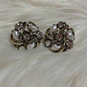 Vintage Lisner Gold and Pearl Clip Earrings